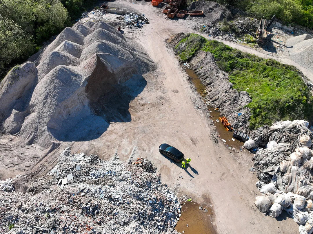 Luftbild eines Recyclinghofs mit Bauschutthalden und Aufbereitungsmaterial