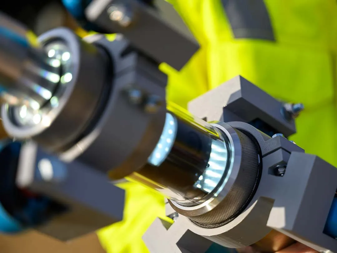 Kamerakopf des Windensystems in der Zentriervorrichtung, Nahaufnahme mit ringförmiger LED-Beleuchtung und Schutzglas